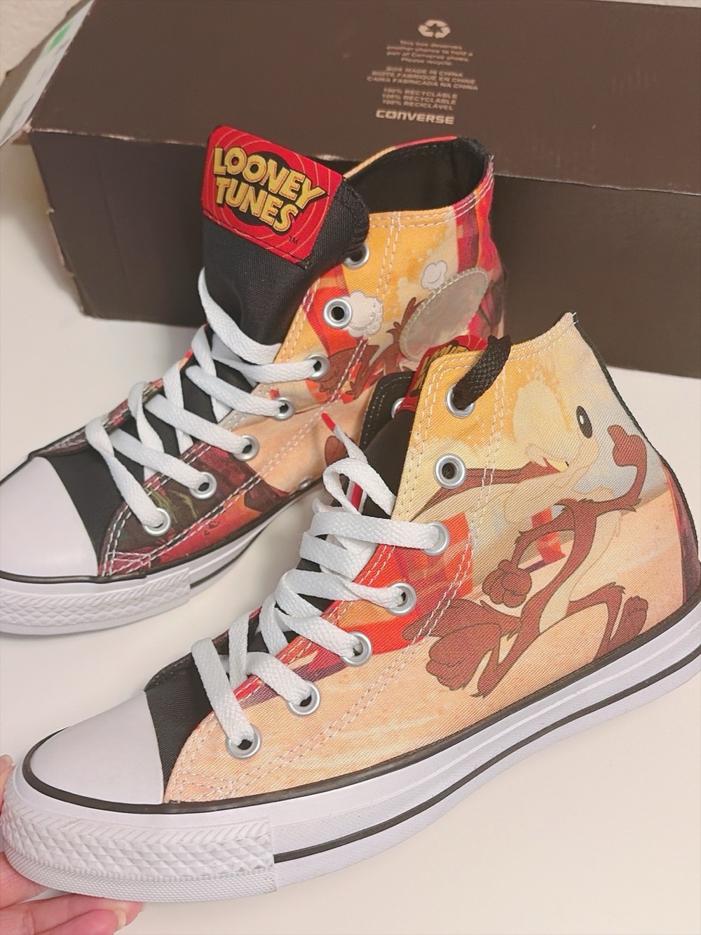 Converse x Looney Tunes Chuck Taylor All Star High Top Shoes W7 New No Full Box - Picture 5 of 13